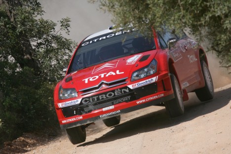 Sebastien Loeb var flyvende sidst på dagen, hvor han overtog føringen i løbet.